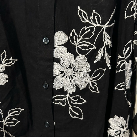 NWOT Alfred Dunner Design Black Top with White Embroidered Flowers. - Picture 4 of 7